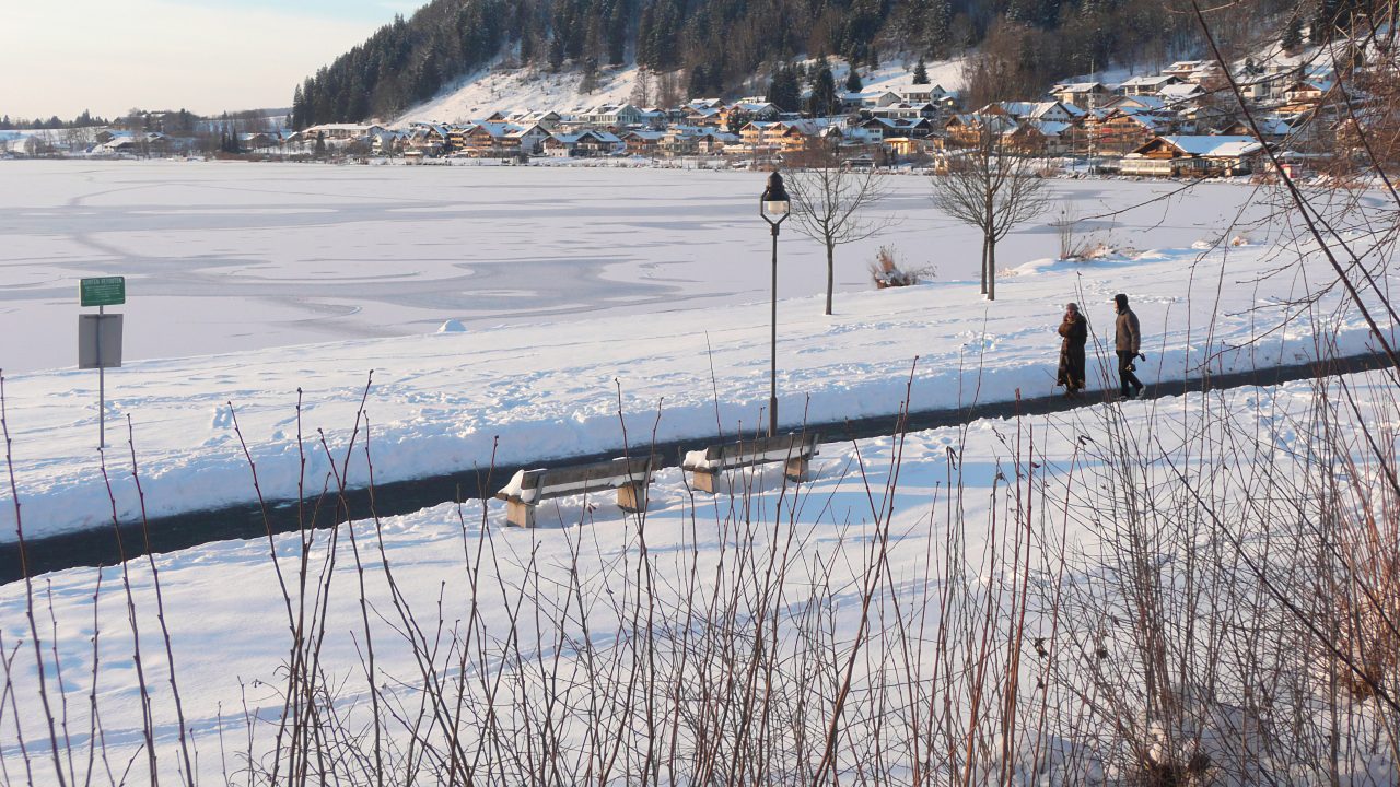 Een ontspannende winterwandeling rond de Hopfensee