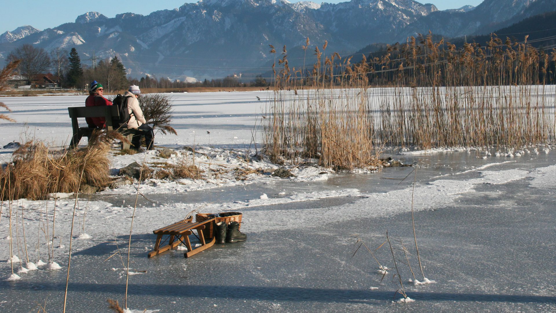 Ob Schlittschuhlaufen, Eisstockschießen oder sogar Eissegeln – rund um den Weißensee ist für jede Menge Winterspaß gesorgt