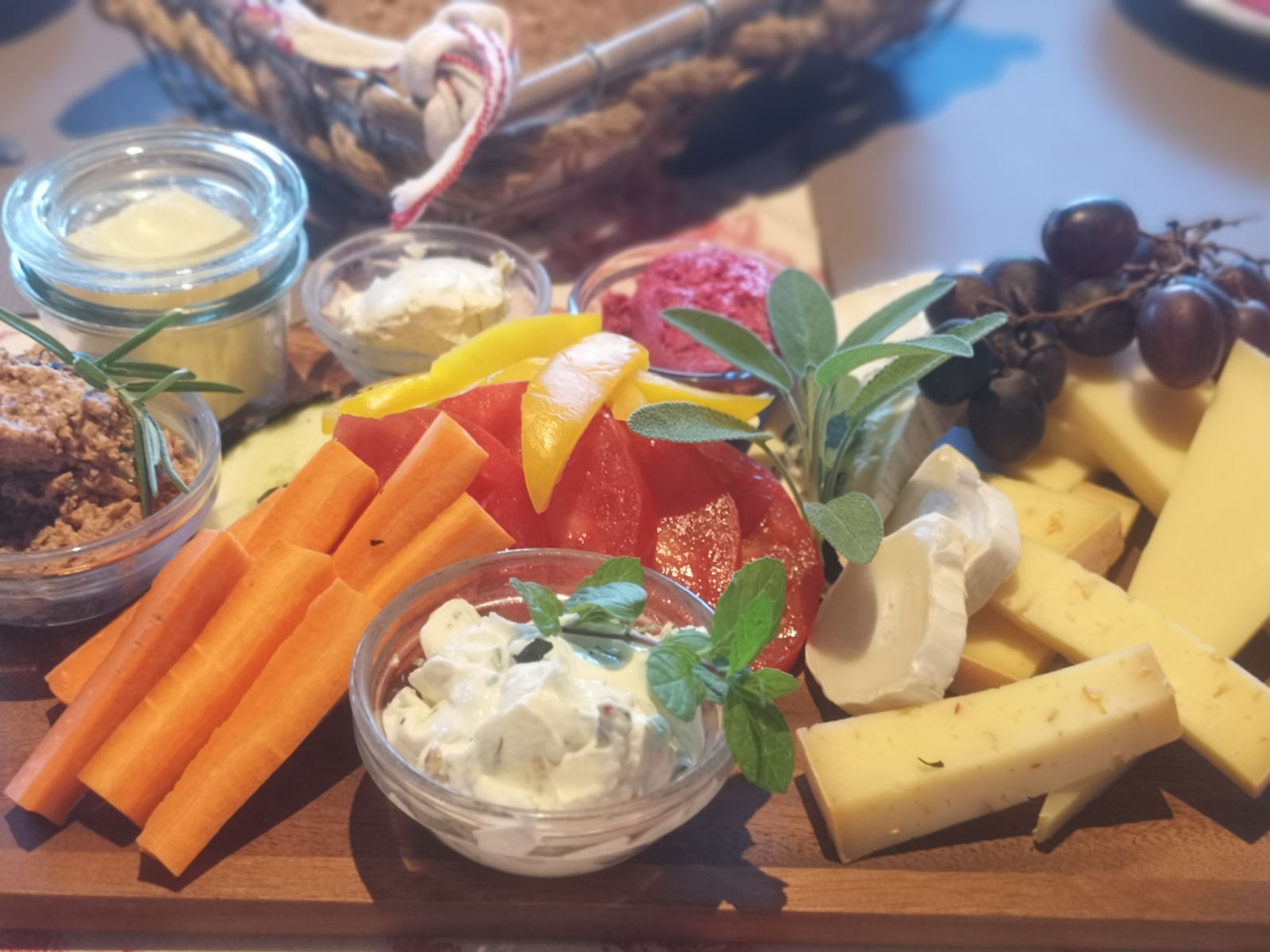 Vegetarische Allgäuer broodmaaltijd met kaas, groente, brood en spreads
