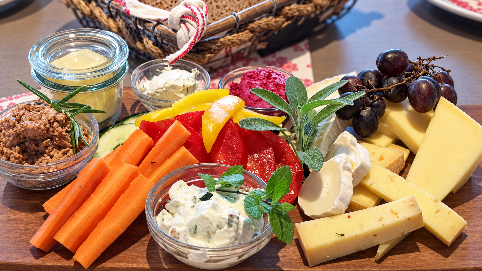 Vegetarian Allgäu supper with cheese, vegetables, bread and spreads