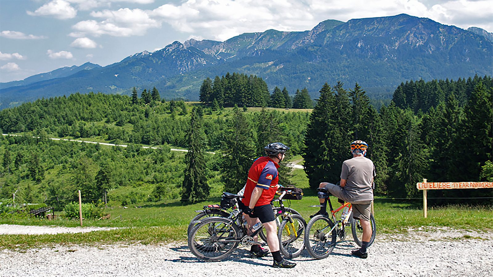Fietsers met uitzicht op de Allgäuer bergen