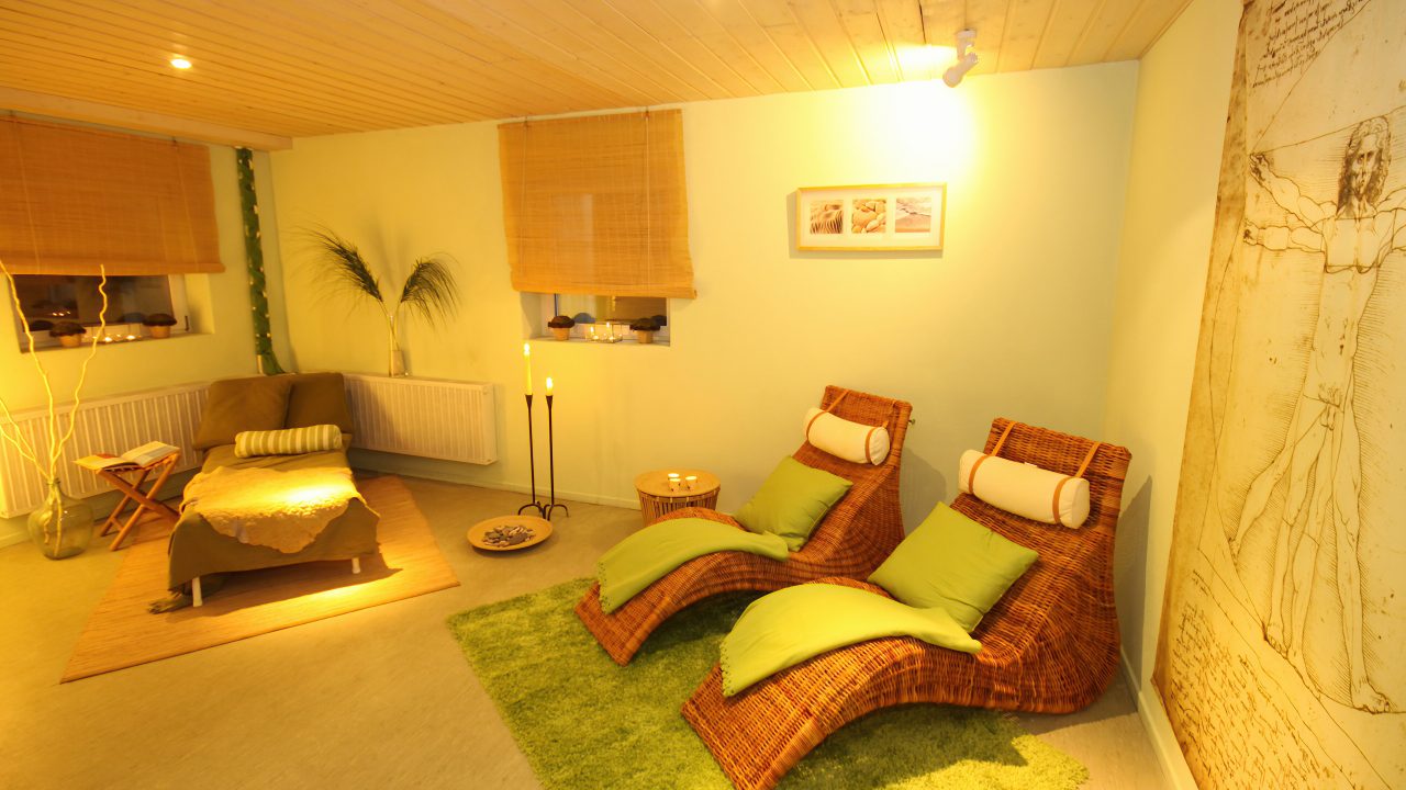 Relaxation room with two loungers