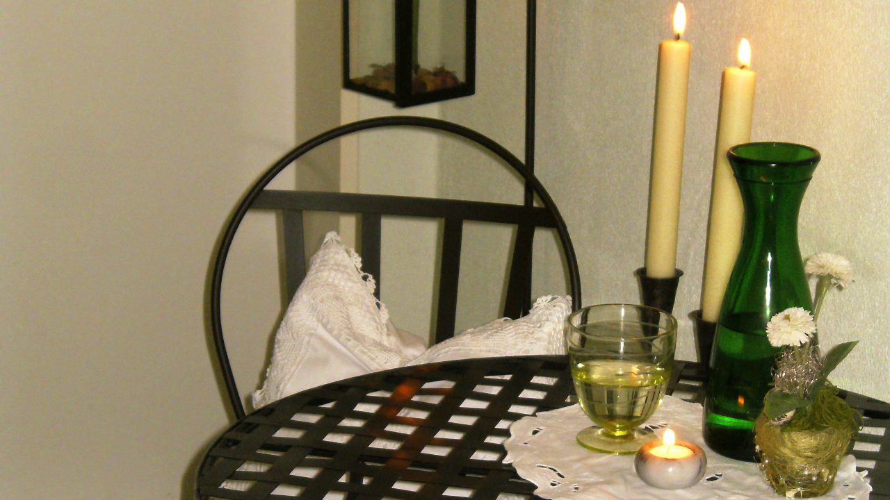 Tea and candles in the relaxation room