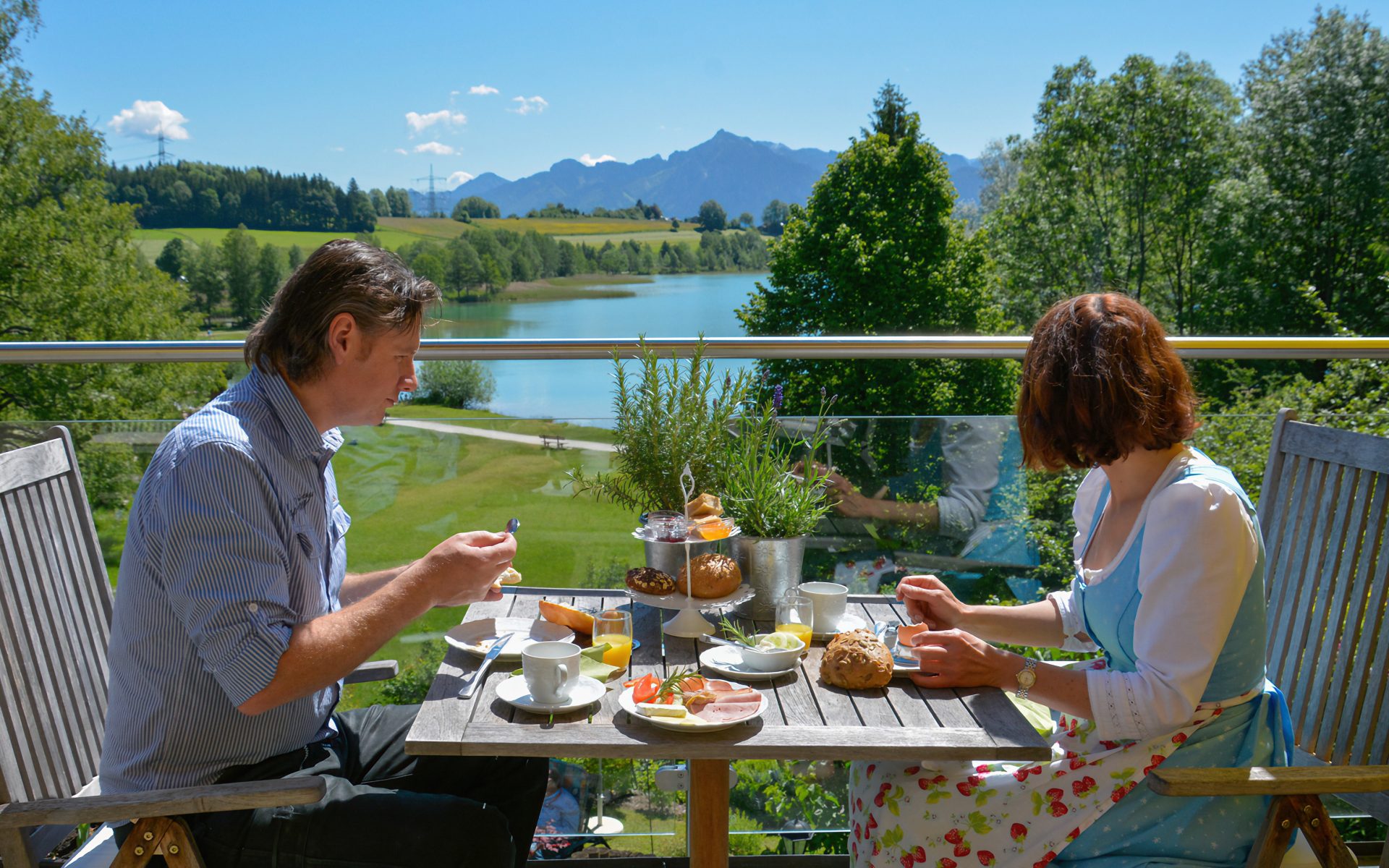Frühstück auf dem Seebalkon mit Blick auf den Weißensee