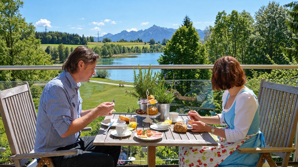 Frühstück auf dem Seebalkon mit Blick auf den Weißensee